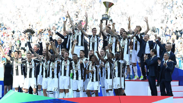 juventus-serie-a-trophy-lift.jpg